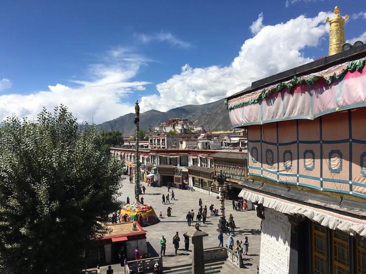 figure sunshine under the center of lhasa