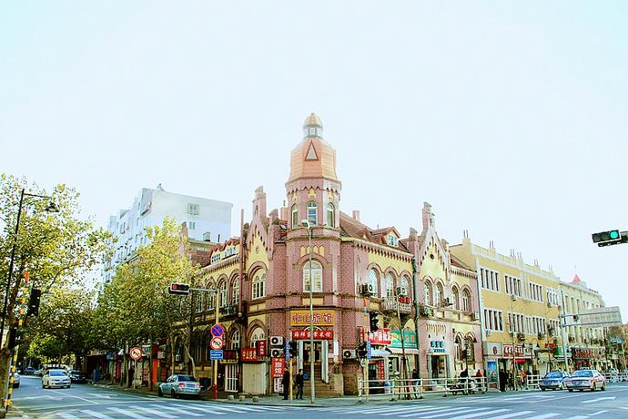 Take a walk in the old city of Qingdao and experience the beauty and ...